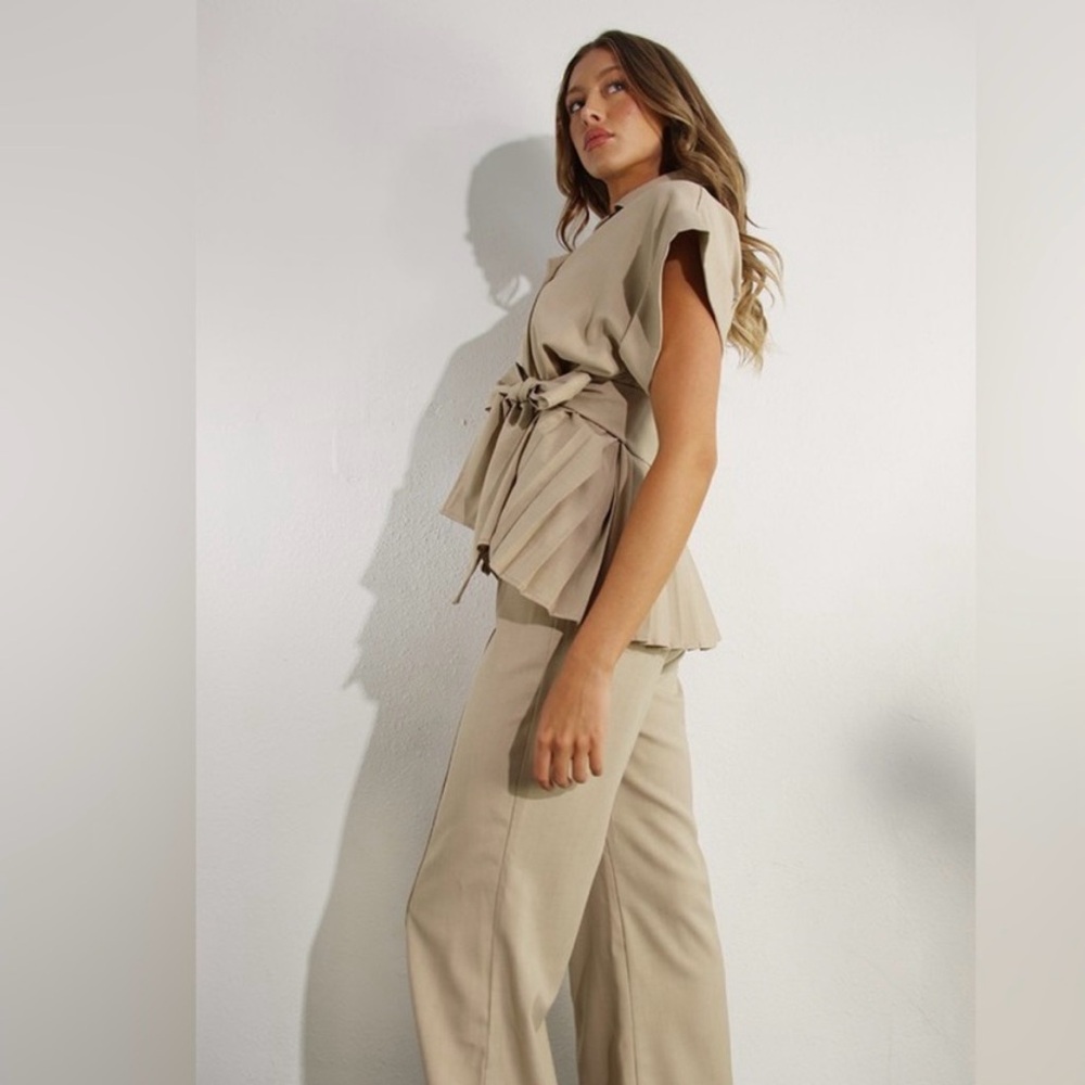 Pleats double button jacket and pants set.